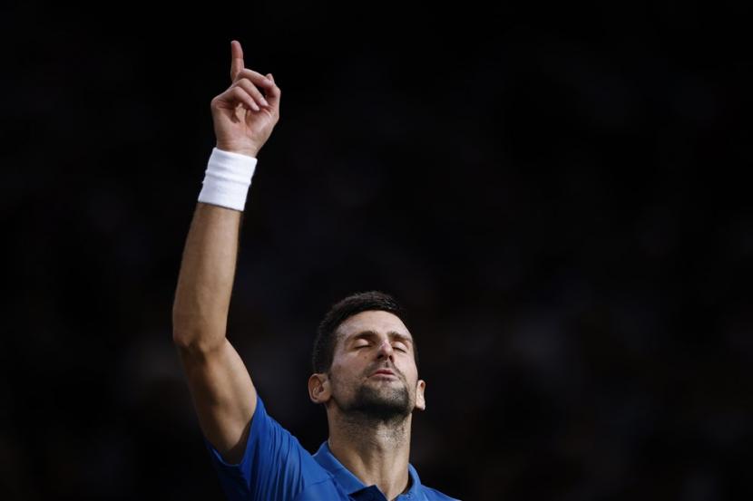 Petenis Serbia Novak Djokovic merayakan kemenangannya di partai semifinal melawan petenis Yunani Stefanos Tsitsipas di turnamen Rolex Paris Masters, Paris, Prancis, 5 November 2022.