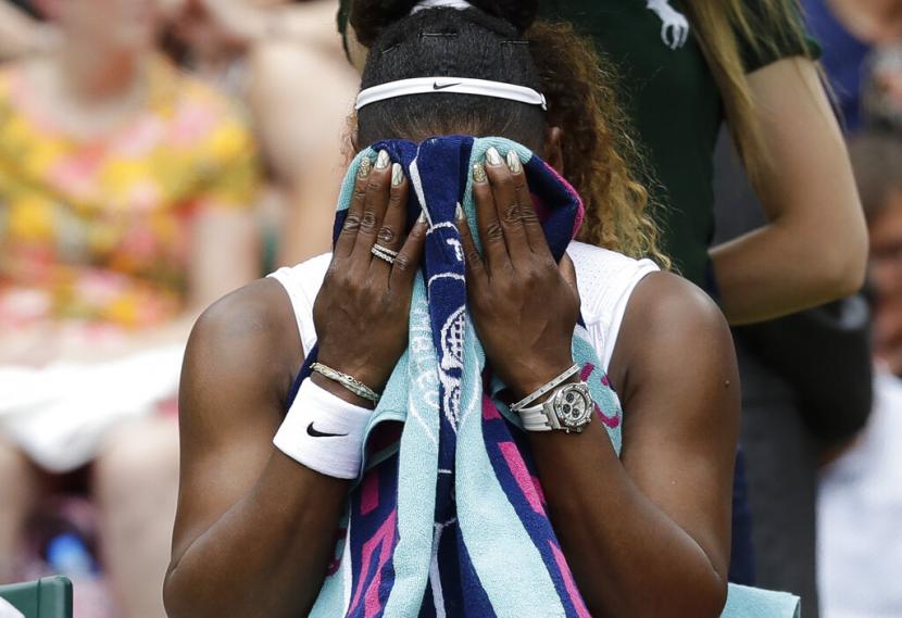 Petenis Serena Williams menyeka wajah dengan handuk di sela pertandingan. ATP dan WTA mengeluarkan pernyataan bersama tentang langkah-langkah untuk memerangi penyebaran virus corona, salah satunya dengan tidak membagikan kaus bekas pemain serta melarang anak pengumpul bola memegang handuk pemain.