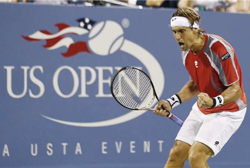 Petenis Spanyol, David Ferrer, meluapkan emosi saat menghadapi petenis Richard Gasquet asal Prancis di putaran keempat turnamen Amerika Terbuka 2012 di New York pada Selasa (4/9).