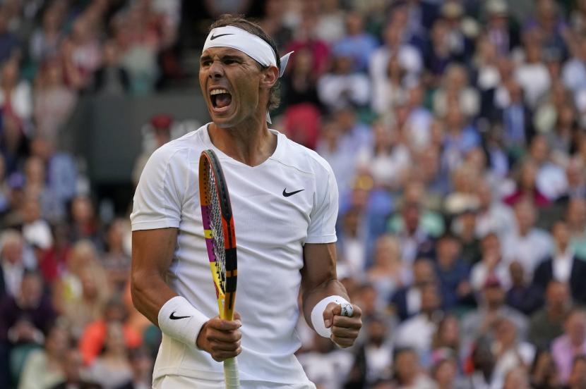 Petenis Spanyol Rafael Nadal bereaksi setelah memenangkan satu poin melawan Botic Van De Zandschulp dari Belanda dalam pertandingan putaran keempat tunggal putra pada hari kedelapan kejuaraan tenis Wimbledon di London, Senin, 4 Juli 2022.