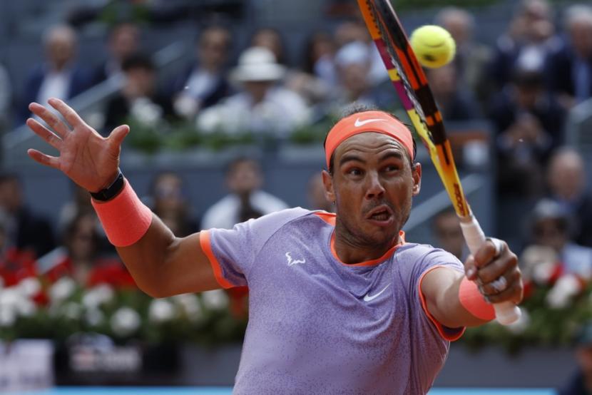Petenis Spanyol Rafael Nadal bersusah payah untuk mengembalikan bola ketika melawan bintang tenis Argentina Pedro Cachin untuk mencapai babak 16 besar di Madrid Open, Madrid, Spanyol, 29 April 2024. 