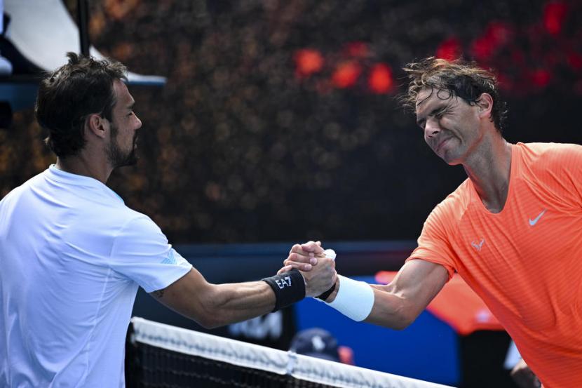 Petenis Spanyol, Rafael Nadal mengalahkan petenis Italia Fabio Fagnini pada babak keempat Australia Open di Rod Laver Arena, Melbourne, Senin (15/2).