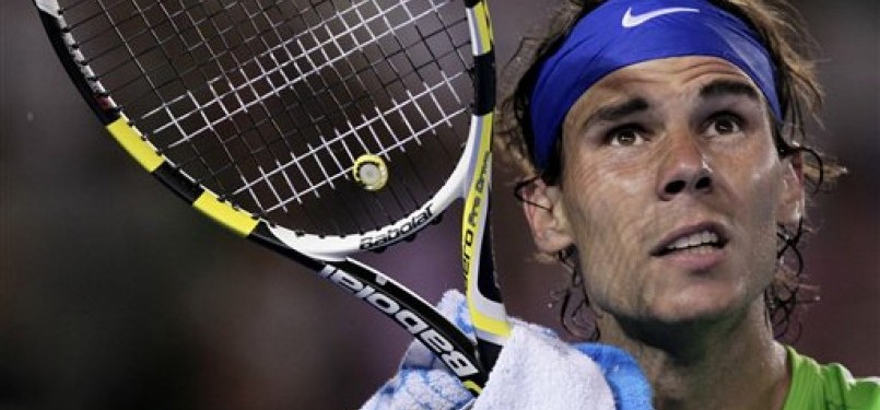 Petenis Spanyol, Rafael Nadal, saat melawan Novak Djokovic dalam kejuaraan Australia Open di Melbourne, Australia, Ahad (29/1).