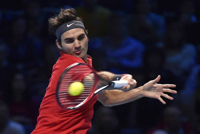 Petenis Swiss, Roger Federer, melepaskan pukulan saat menghadapi petenis Stan Wawrinka, dalam laga semifinal kejuaraan Final Tur Dunia ATP di O2 Arena, London, Sabtu (15/11). 