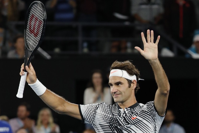 Petenis Swiss Roger Federer merayakan kemenangan atas Mischa Zverev pada babak perempat final Australia Terbuka, beberapa waktu lalu.