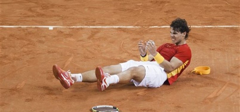 Petenis tim Spanyol, Rafael Nadal, meluapkan emosinya usai mengalahkan petenis Argentina, Juan Martin Del Potro, untuk memastikan Spanyol memenangkan Piala Davis di Sevilla, Spanyol, Ahad (4/12). 