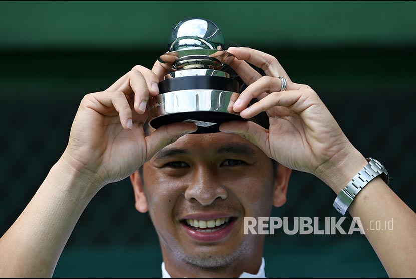 Petenis tunggal putra Indonesia Christopher Rungkat berpose usai menerima penghargaan Davis Cup Commitment Award di Stadion Tenis Gelora Bung Karno (GBK), Jakarta, Jumat (6/3).