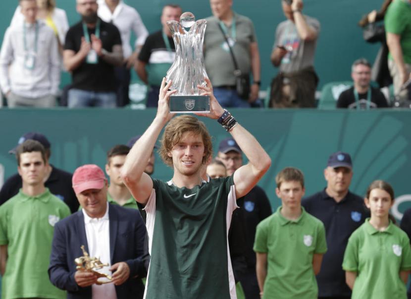 Petensi Andrey Rublev mengangkat trofi juara Serbia Open.