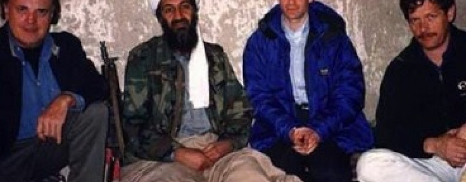Peter Bergen (berjaket biru) saat bertemu dengan Osama bin Ladin (berturban putih) pada Maret 1997 silam