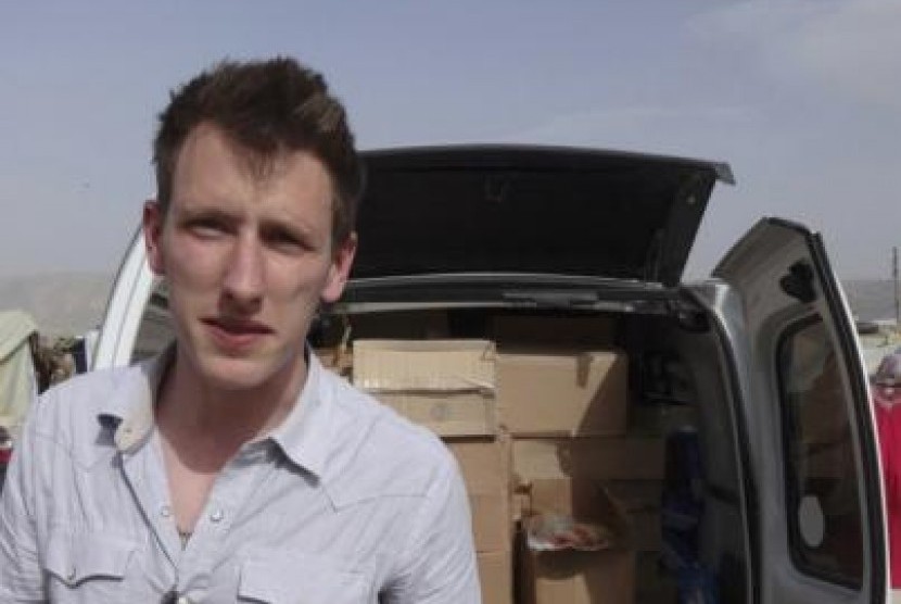 Abdul-Rahman (Peter) Kassig is pictured making a food delivery to refugees in Lebanon’s Bekaa Valley in this May 2013 handout photo released by his family November 16, 2014.