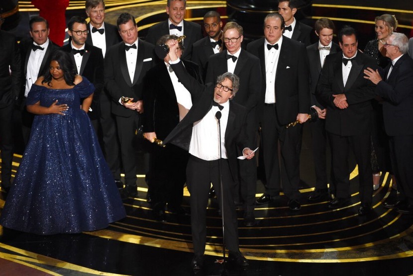 Peter Farrelly (tengah) memegang Oscar bersama kru dan pemain film Green Book, Senin (25/2), di Dolby Theatre Los Angeles.