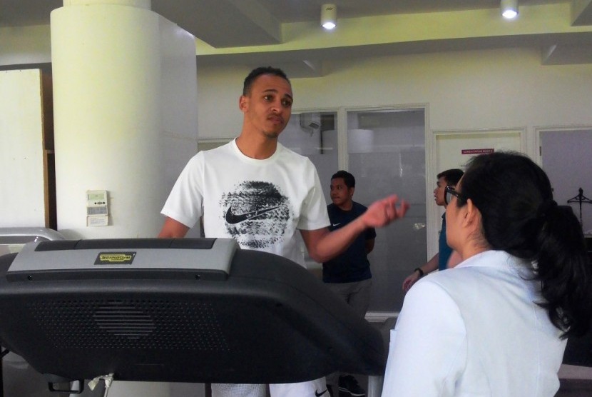 Peter Odemwingie saat menjalani tes medis di Indonesia Sports Medicine Centre (ISMC), Senin (3/4).