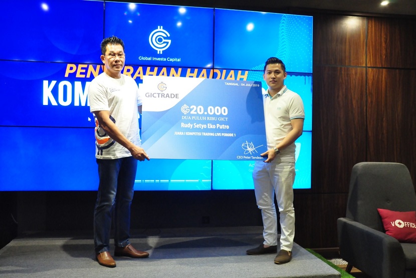 Peter Tandean CEO sekaligus pendiri GIC-Trade saat penyerahan hadiah bagi para pemenang Trading Competition Live 2019 Babak Pertama di Jakarta, Kamis (4/7)
