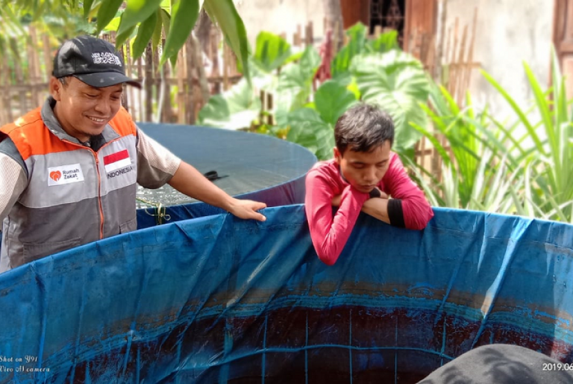     Peternak berdaya binaan Rumah Zakat melakukan panen ikan lele.