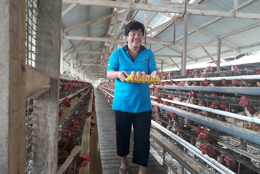 Peternak Desa Getasan, Getasan, Kabupaten Semarang, Bambang Sutrisno Setiawan yang menerapkan penggunaan biosekuriti tiga zona untuk peternakan ayam petelur miliknya.
