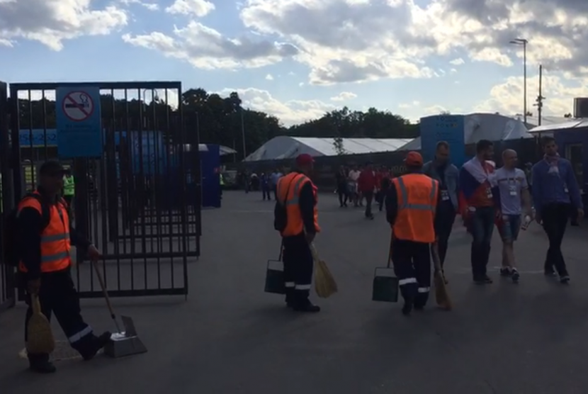 Petgas kebersihan stadion di Rusia.