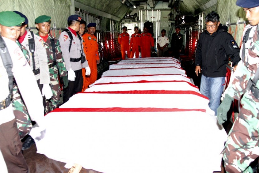 Peti berisi jenazah korban jatuhnya helikopter Bell TNI berada di lambung pesawat yang akan diberangkatkan ke Jakarta di Poso, Sulawesi Tengah, Senin (21/3).