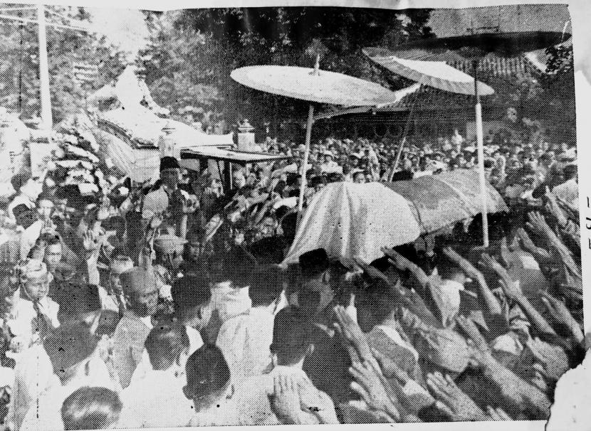 Peti jenasah almarhum Bang Husni Thamrin berselubung merah putih diantar ribuan orang ke makam di Karet.