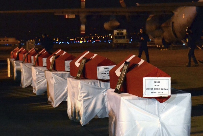 Peti jenazah berisi korban serangan bom mobil di Kayseri, Turki. Bom terjadi pada Sabtu (17/12).