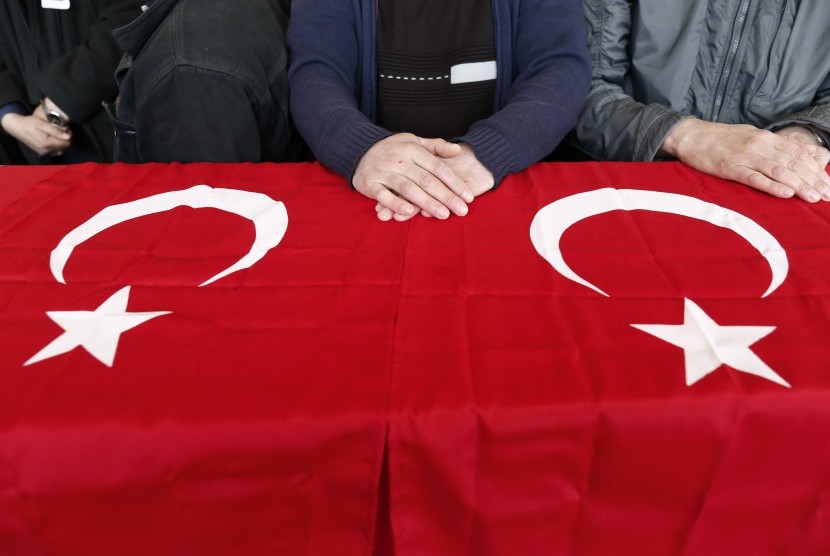 Peti jenazah korban bom di Ankara, Turki