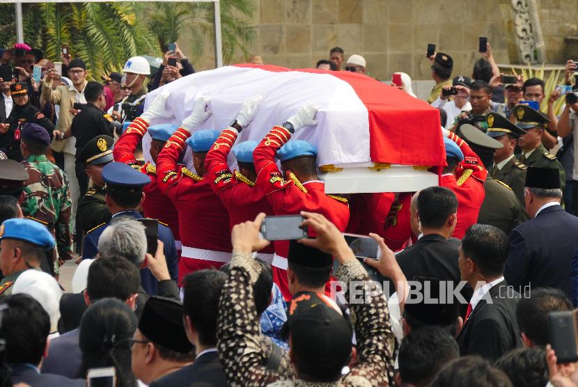 Peti jenazah Presiden Ketiga RI BJ Habibie memasuki pelataran Taman Makam Pahlawan Kalibata, Jakarta, Kamis (12/9).