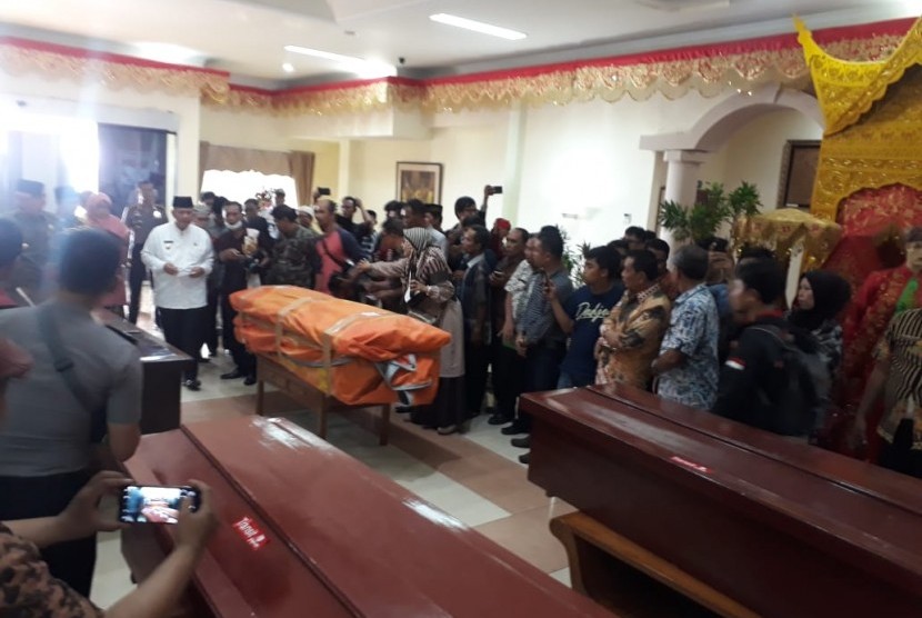 Peti jenazah warga Sumbar yang meninggal karena kerusuhan di Wamena Papua sampai di Bandara Internasional Minangkabau, Sumbar, Kamis (26/9).