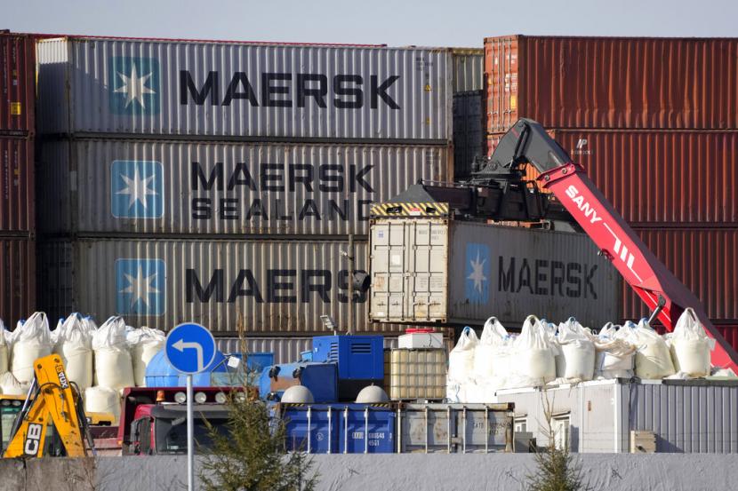 Peti kemas Maersk. Militan Houthi yang didukung Iran menyerang kapal kontainer Maersk dengan rudal dan perahu kecil di Laut Merah.