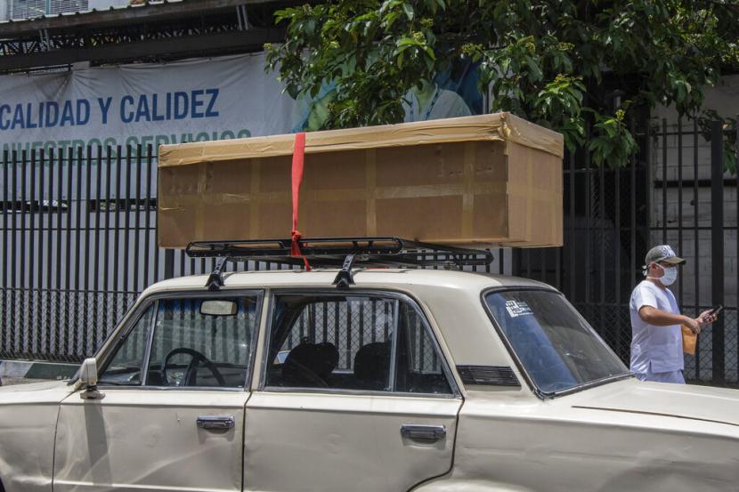 Peti mati dari kardus berisi jenazah korban corona di luar rumah sakit Teodoro Maldonado Hospital di Guayaquil, Ekuador sebelum dimakamkan, Senin (6/4).