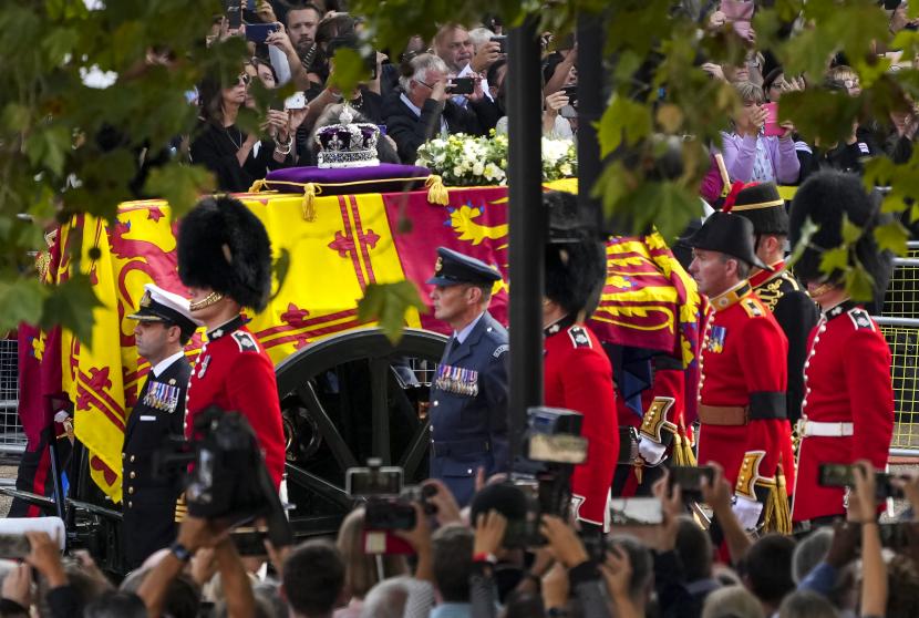 Peti mati Ratu Elizabeth II dibawa dari Istana Buckingham ke Westminster Hall, London, Rabu 14 September 2022. Wakil Presiden China Wang Qishan akan menghadiri pemakaman Ratu Elizabeth II atas undangan pemerintah Inggris.  