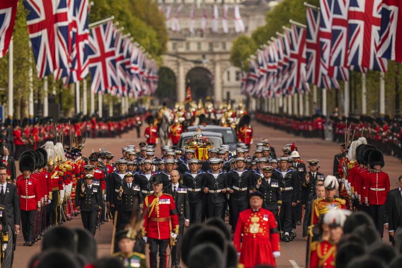 Peti mati Ratu Elizabeth II ditarik melewati Istana Buckingham setelah upacara pemakamannya di Westminster Abbey di pusat kota London, Senin, 19 September 2022. Ratu, yang meninggal pada usia 96 pada 8 September, akan dimakamkan di Windsor bersama mendiangnya suaminya, Pangeran Philip, yang meninggal tahun lalu. 