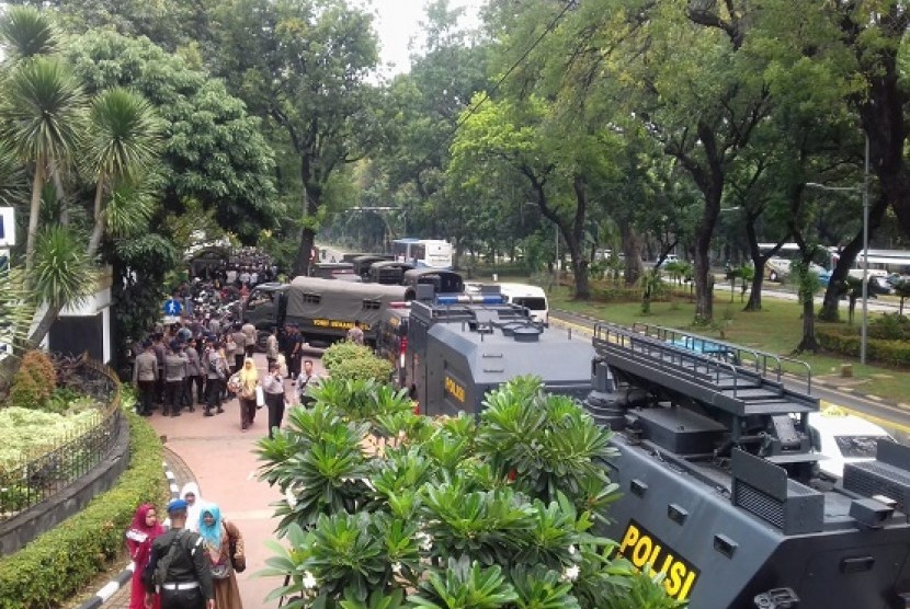 Petigas kepolisian berjaga di sekitar kawasan Patung Kuda, di Jalan Merdeka Barat, Jumat (26/10)