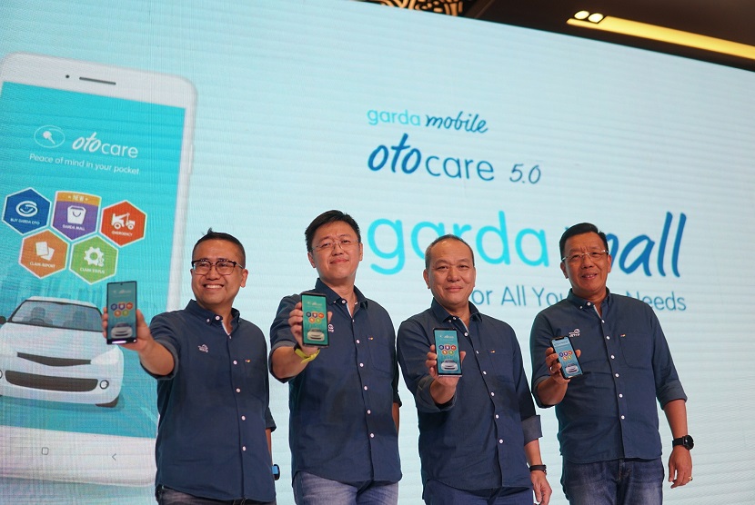 Petinggi Astra menunjukkan aplikasi Garda Mall saat peluncuran di Jakarta, Kamis (19/9). Asuransi Astra mempersembahkan fitur terbaru dalam layanan aplikasi Garda Mobile Otocare versi 5.0, yakni Garda Mall.