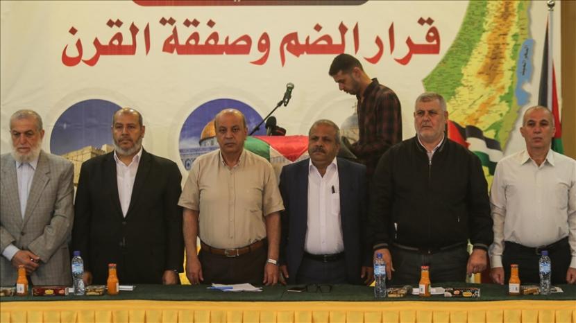 Petinggi kelompok Jihad Islam Palestina Khaled al-Batsh (kedua kanan), pejabat Hamas Khalil al-Hayya (ketiga kiri), pemimpin gerakan Al Fatah Imad al-Agha (ketiga kiri) dan perwakilan kelompok lainnya menghadiri sebuah pertemuan yang diselenggarakan untuk menentukan rencana nasional bersama melawan rencana aneksasi Israel di Kota Gaza, Gaza pada 28 Juni 2020.