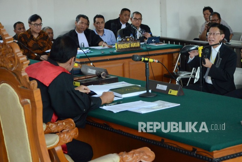 Petinggi Lippo Group James Riady hadir sebagai saksi untuk terdakwa Billy Sindoro dan sejumlah terdakwa lainnya saat sidang perkara suap perizinan proyek Meikarta, di Pengadilan Tipikor Bandung, Jalan LRE Martadinata, Kota Bandung, Rabu (6/2).