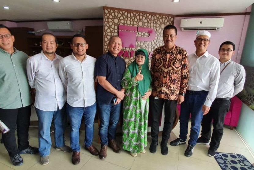 Direktur Utama PT Garuda Indonesia Irfan Setiaputra dan Direktur Niaga dan Cargo M. Rizal Pahlevi serta staff dari divisi Umroh dan Haji, saat mengunjungi PT Patuna Mekar Jaya.  Selasa (25/2).