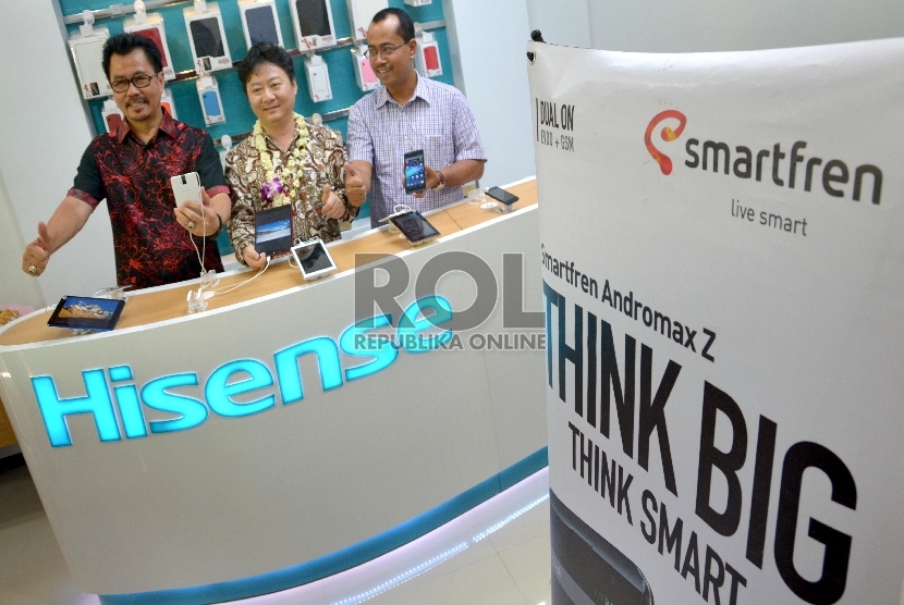 Petinggi PT Smartfren dan pimpinan Hisense Indonesia Stephen Qu membuka layanan purna jual di Surabaya.