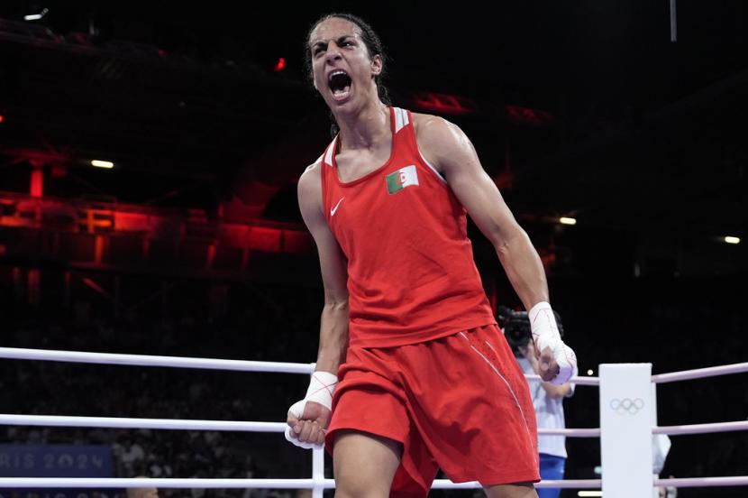 Petinju Aljazair Imane Khelif merayakan kemenangan atas Luca Anna Hamori dari Hungaria pada perempat final tinju kelas welter 66 kg wanita di Olimpiade Paris.