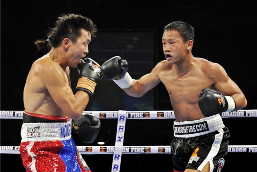 Petinju Daud Yordan (kanan) bertanding melawan petinju Mongolia, Choijiavnyn Tseveenpurev, memperebutkan Juara Kelas Bulu IBO di Marina Bay Sands, Singapura, Jumat (9/11) malam. 