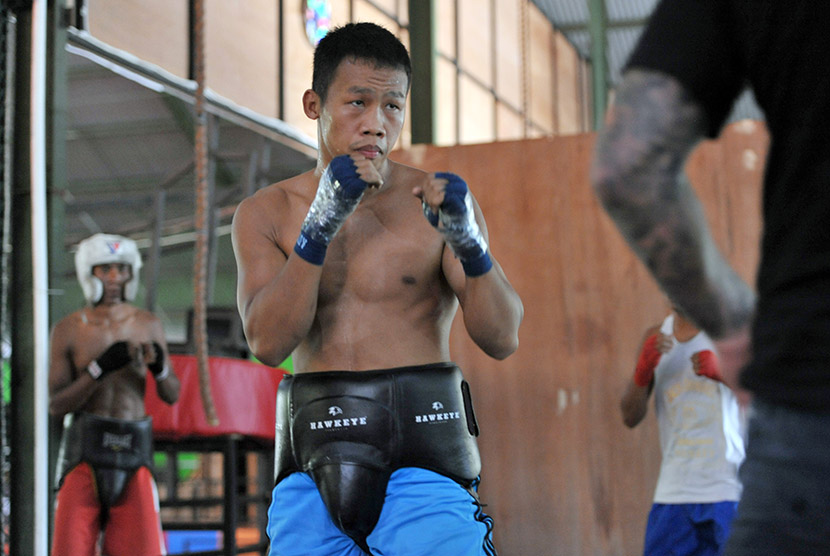 Petinju Daud Yordan (tengah) mendapat arahan dari pelatihnya saat latihan di Kuta, Bali, Rabu (6/1).