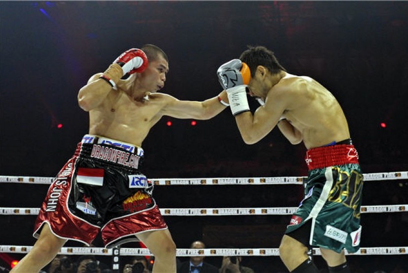 Petinju Indonesia, Chris John (kiri), bertarung melawan Petinju Jepang, Satoshi Hosono, pada perebutan gelar Juara tinju dunia kelas bulu versi WBA, Jakarta, Minggu (14/4) malam. 