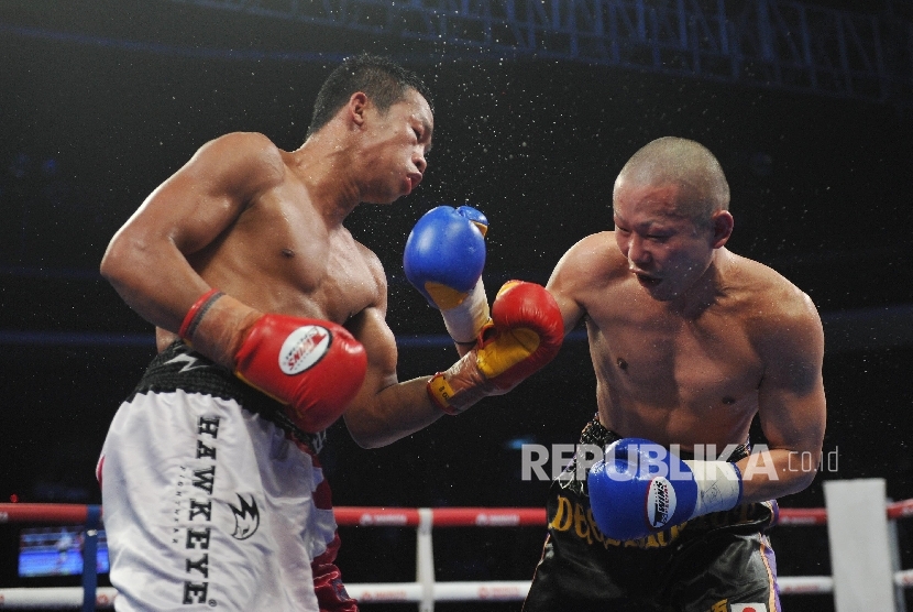 Petinju Indonesia Daud Yordan (kiri) bertanding melawan Petinju Jepang Yoshitaka Kato  untuk memperebutkan sabuk Juara WBO Asia-Pacific dan Africa di Balai Sarbini, Jakarta, Jumat (5/2).Republika/Edwin Dwi Putranto