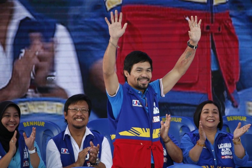 Petinju Manny Pacquiao berkampanye untuk pencalonannya sebagai anggota senat di Mandaluyong City, Filipina.