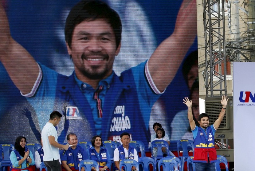Petinju Manny Pacquiao berkampanye untuk pencalonannya sebagai anggota senat di Mandaluyong City, Filipina.