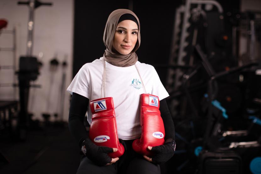Petinju wanita Muslim Australia berjilbab Tina Rahimi. Rahimi telah membuat sejarah sebagai petinju wanita Muslim pertama yang mewakili Australia di Commonwealth Games 2022 di Birmingham.