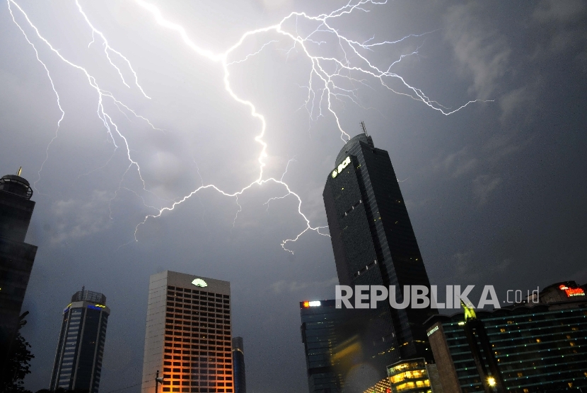 Petir menjalar di langit Jakarta Pusat, Ahad (2/4). 