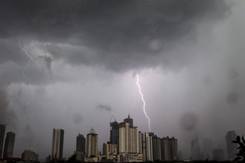 Petir menyambar di langit Jakarta, ilustrasi. Badan Meteorologi, Klimatologi dan Geofisika (BMKG) memperkirakan sebagian wilayah Jakarta akan diguyur hujan pada Rabu malam (24/8/2022).