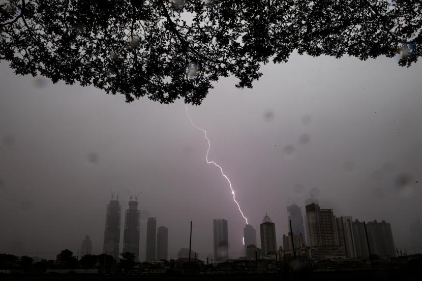 [Ilustrasi] BMKG meminta masyarakat mewaspadai hujan disertai kilat di Jakarta Selatan dan Jakarta Timur pada Sabtu (3/9/2022) hari ini. 