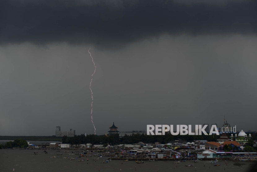  Petir menyambar di langit Kota Surabaya, Jawa timur, Kamis (12/1).