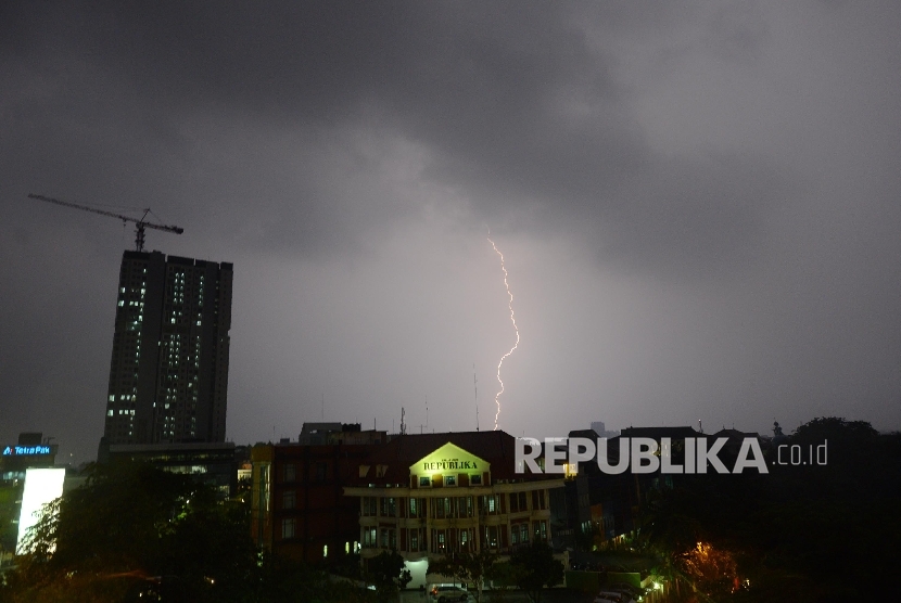  Petir menyambar di wilayah Jakarta Selatan, Senin (22/2) malam. 