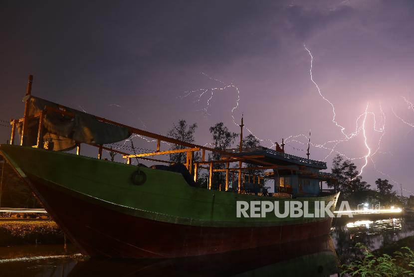 Petir. Ketahui cara menghindar dari kemungkinan tersambar petir.